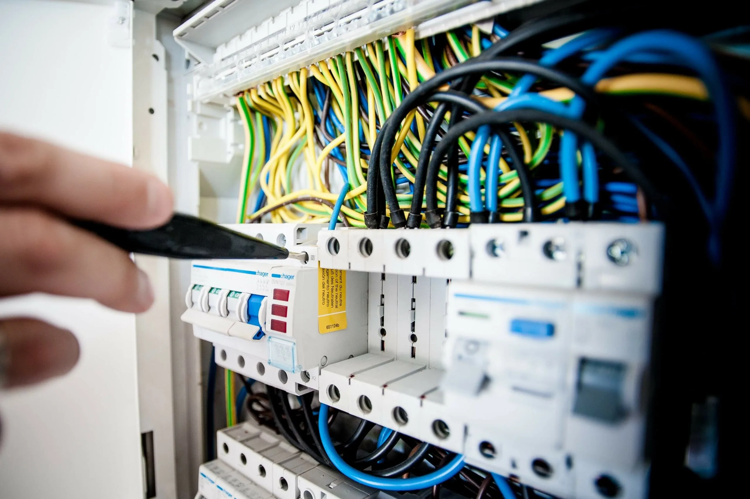 Électricité et mise aux normes RGIE à Namur, tableau, prises et éclairage